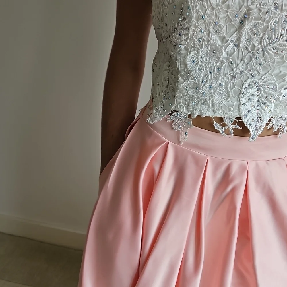Formal white lace top and pink taffeta pleated skirt - Picture 2 of 7